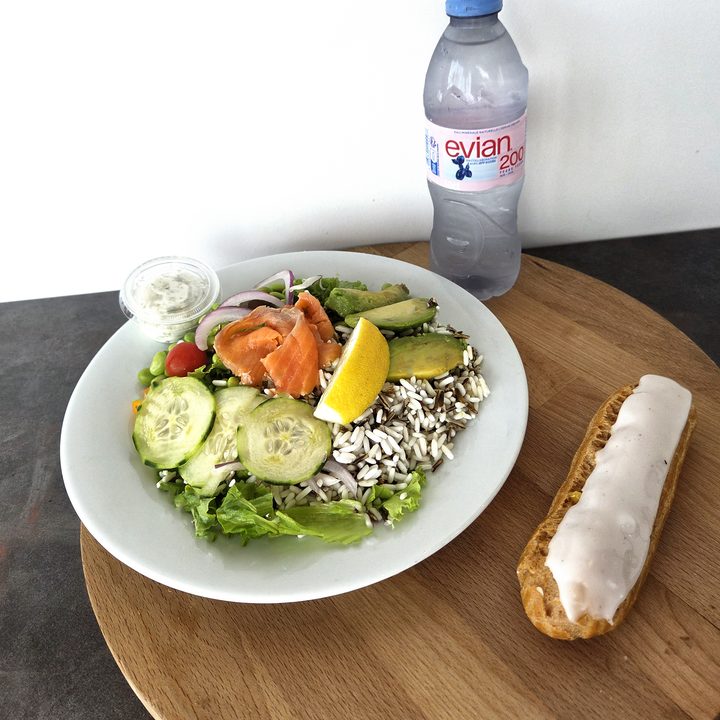 Formule Léman : salade composée au saumon, éclair et bouteille d’eau