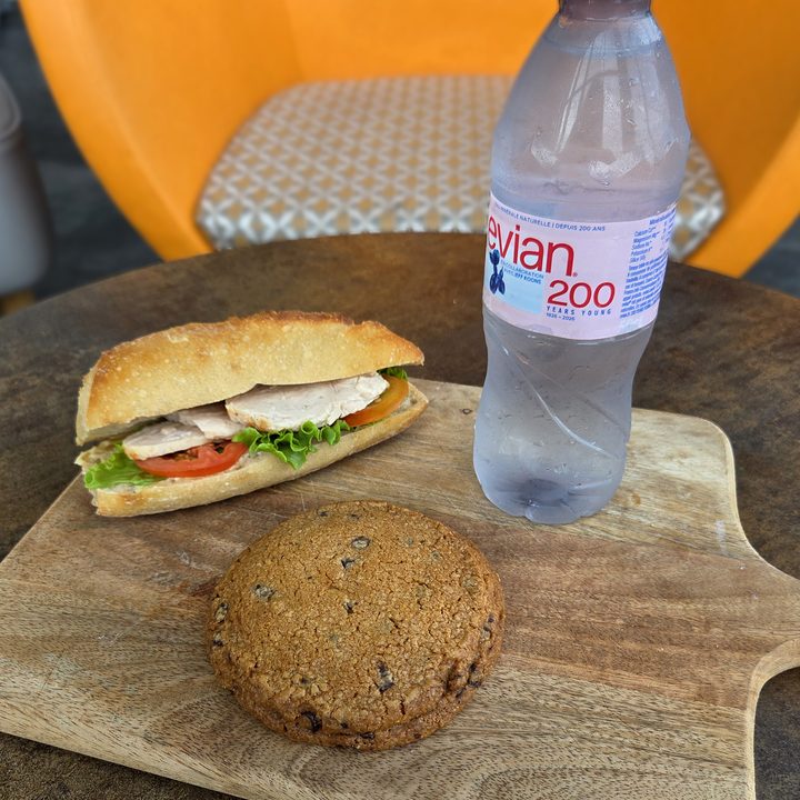 Formule P’tit chablais : mini sandwich, cookie et bouteille d’eau