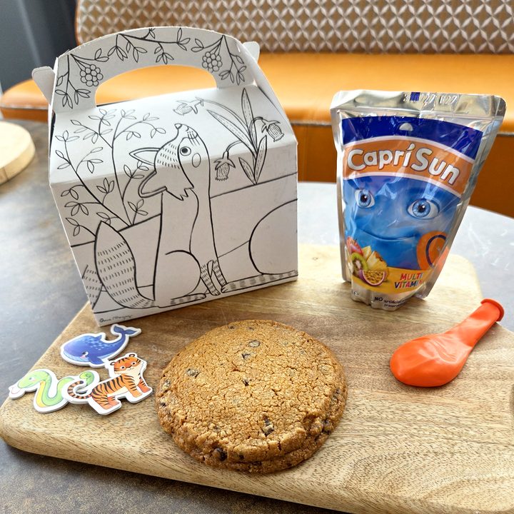 Formule P’tit loup : goûter enfant avec cookie, jus de fruits, stickers et ballon
